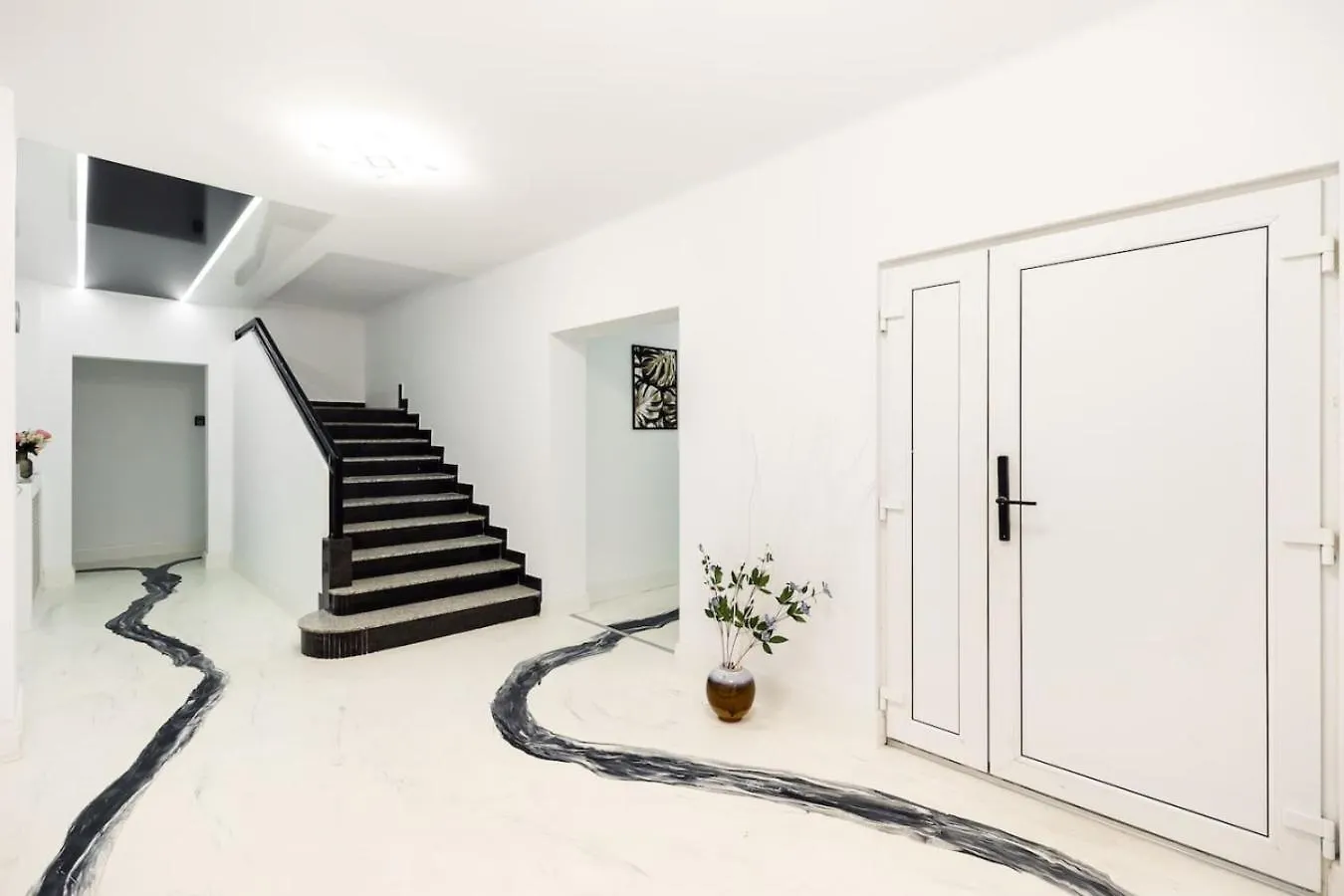 Bucharest Studios Dubai Room 아파트