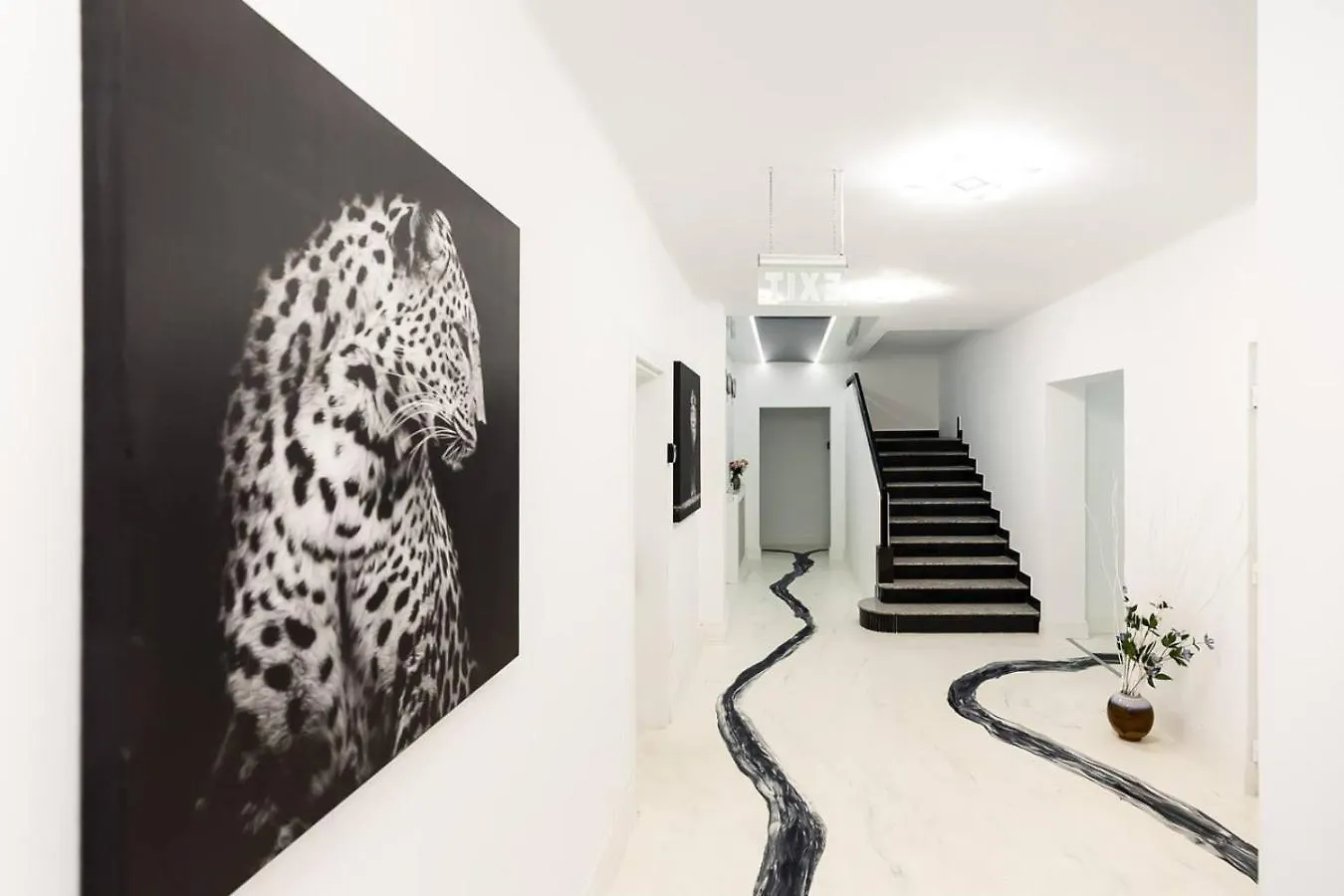 Bucharest Studios Dubai Room 루마니아