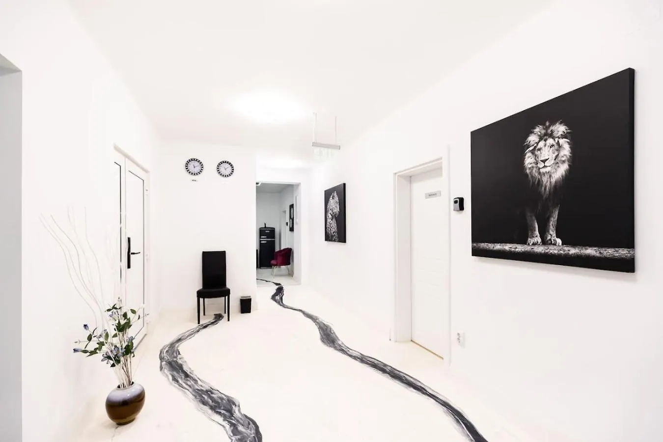 Bucharest Studios Dubai Room 아파트