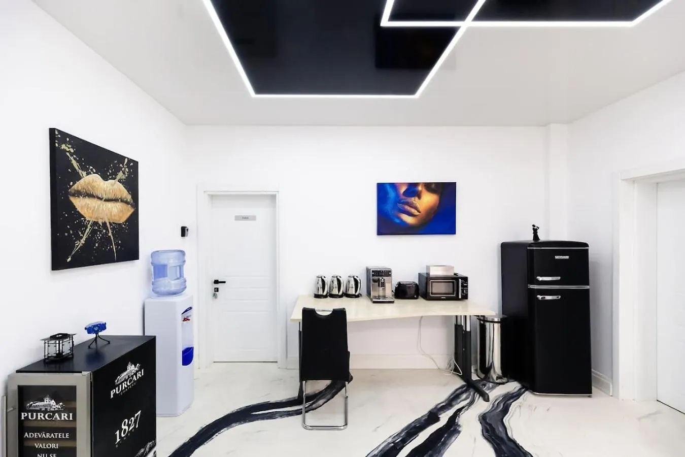 Bucharest Studios Dubai Room 루마니아